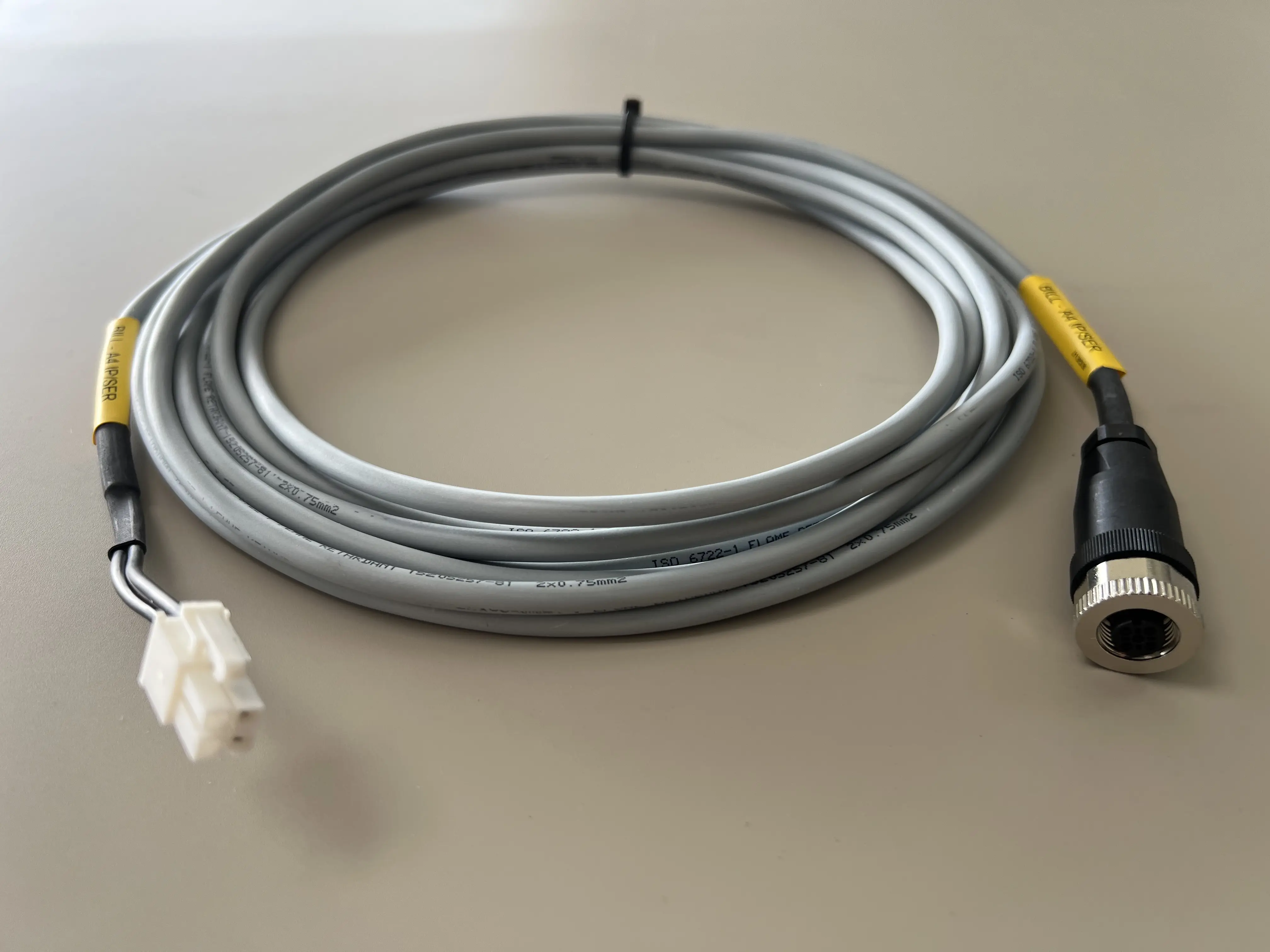 Câblages industriels avec tubes orange